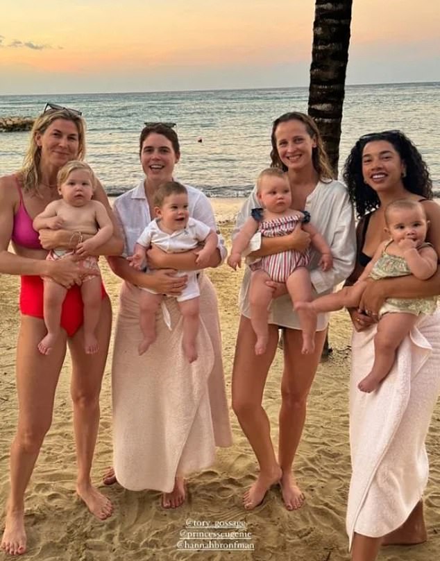 Hallo 2024!  Prinzessin Eugenie, 33, (zweite von links) hält den sechs Monate alten Ernest, während sie für ein Sonnenuntergangsfoto mit Freunden an einem Strand in Jamaika posiert