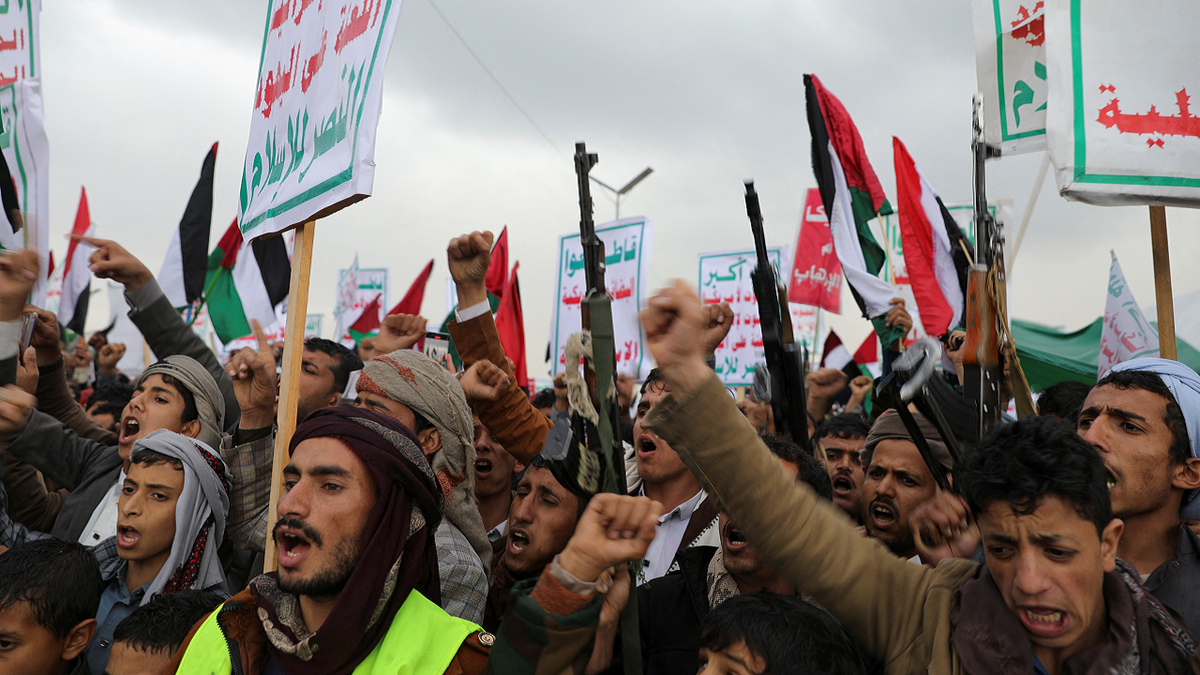 Huthi-Anhänger protestieren gegen die Entscheidung der USA, die Terrorgruppe neu zu bezeichnen