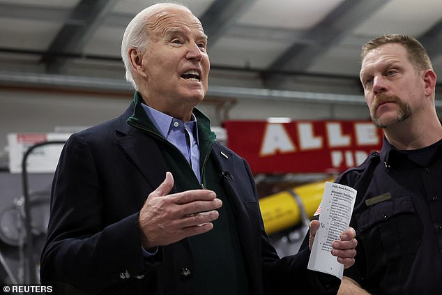 Präsident Biden wurde am Freitag bei einem Besuch kleiner Unternehmen in Pennsylvania mit Zwischenrufen konfrontiert