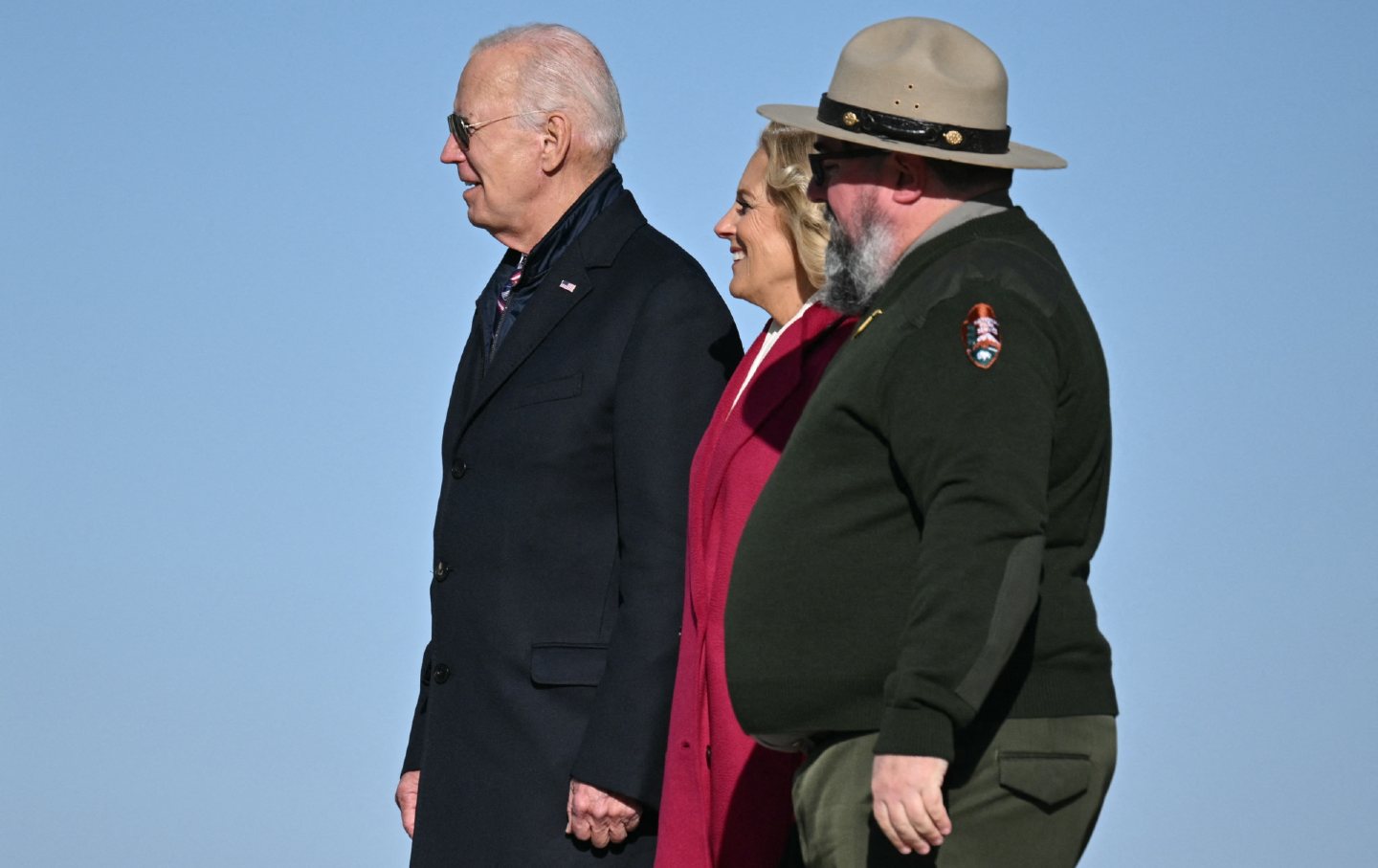 US-Präsident Joe Biden und First Lady Jill Biden kommen am 5. Januar 2024 zu einer Kranzniederlegung am National Memorial Arch im Valley Forge National Historical Park an.