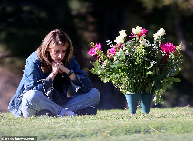 Kelly Rizzo blickte tief in Gedanken, als sie anlässlich seines zweiten Todestages das Grab von Ehemann Bob Saget besuchte