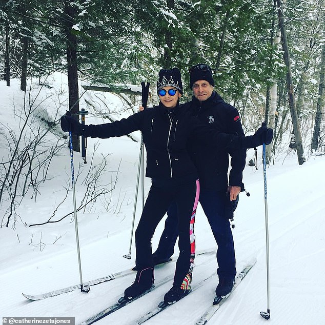 Catherine Zeta-Jones, 54, und Michael Douglas, 79, trugen passende Skiausrüstung, als sie gemeinsam auf die Piste gingen, und teilten die Bilder am Montag auf Instagram