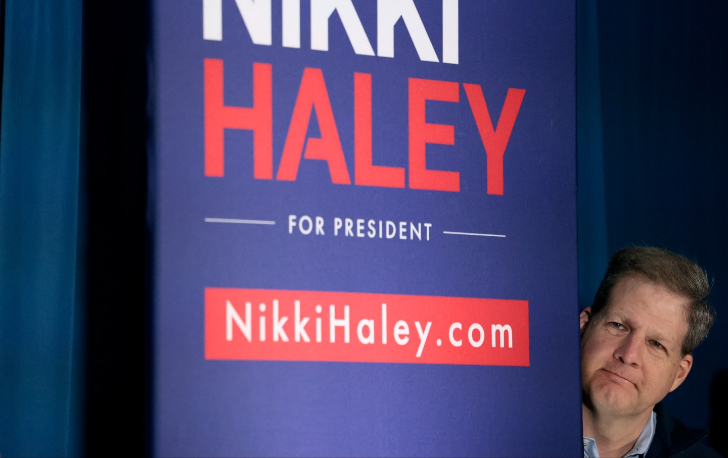 Chris Sununu, Gouverneur von New Hampshire, sieht zu, wie Nikki Haley am 22. Januar 2024 in Franklin, NH, Wahlkampf macht.