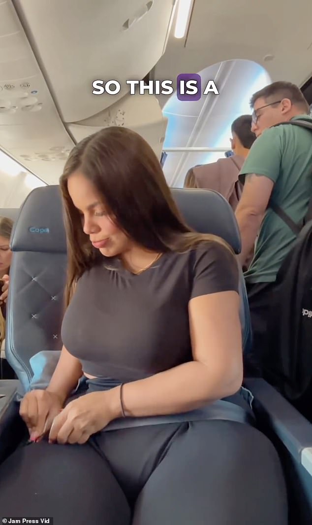 Der Clip zeigt die 26-jährige, übergroße Frau, die im Flugzeug schmollt, während sie sich bemüht, ihren Sicherheitsgurt anzulegen