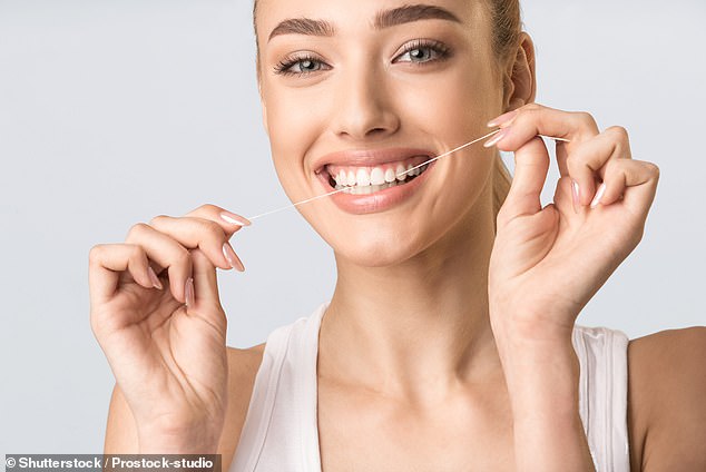 Regelmäßiges Zähneputzen und die Verwendung von Zahnseide verringern das Risiko einer Gingivitis, einer Zahnfleischentzündung, die durch die Ansammlung von Plaque zwischen den Zähnen verursacht wird