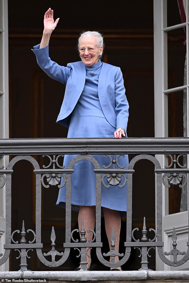 An ihrem 83. Geburtstag am 16. April winkte Königin Margrethe einer Schar von Gratulanten vor dem Palast in Kopenhagen zu