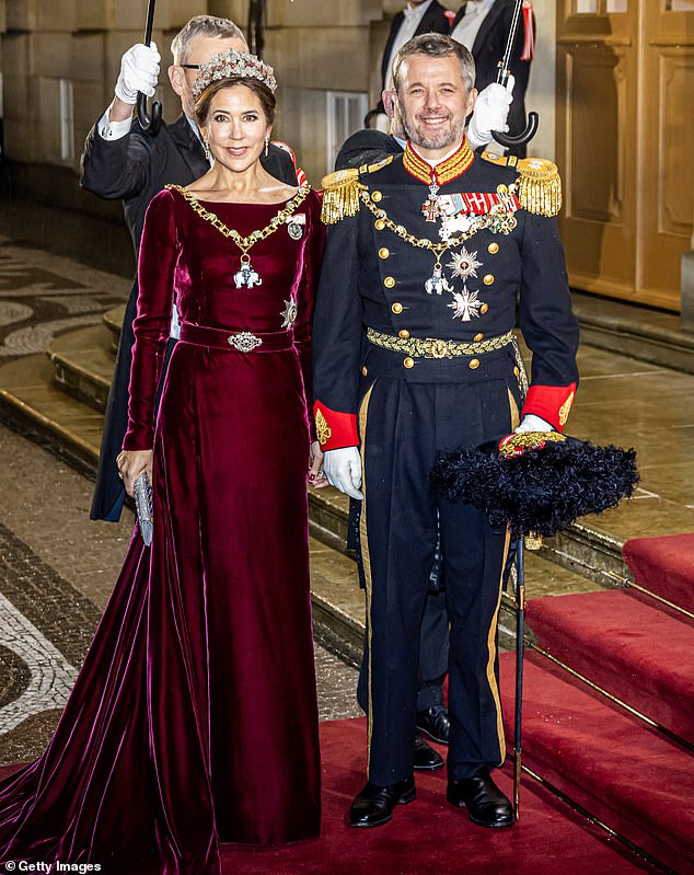 An diesem Sonntag wird Dänemark einen neuen König und eine neue Königin begrüßen: Kronprinz Frederik und seine Frau Kronprinzessin Mary.  Zusammen im Januar abgebildet