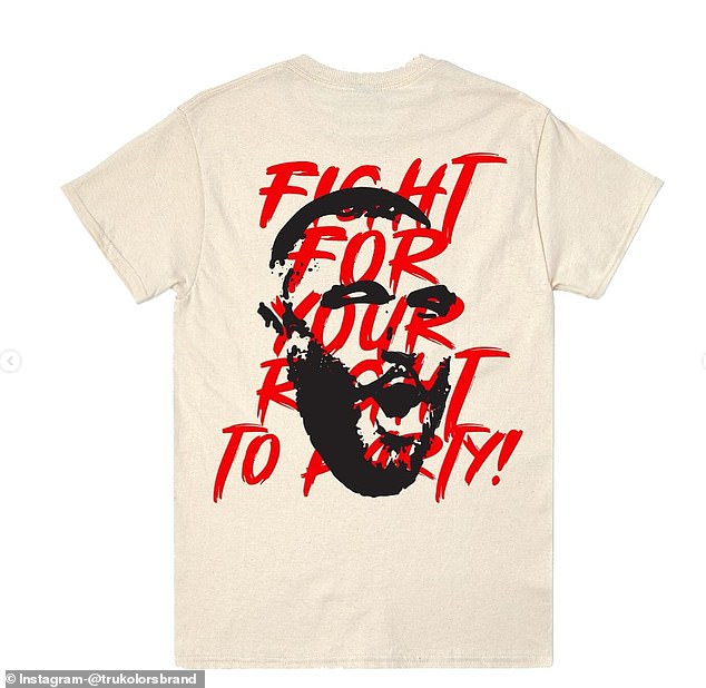 Die Bekleidungsmarke von Travis Kelce hat am Sonntag ein T-Shirt herausgebracht, das von seinem Postgame-T-Shirt inspiriert ist