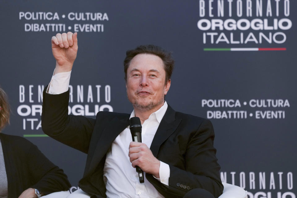 Elon Musk, CEO von Tesla und SpaceX, jubelt, als er am Samstag, den 16. Dezember 2023, auf dem jährlichen politischen Festival Atreju spricht, das von der politischen Partei Giorgia Melonis Brüder Italiens in Rom organisiert wird. (AP Photo/Alessandra Tarantino)