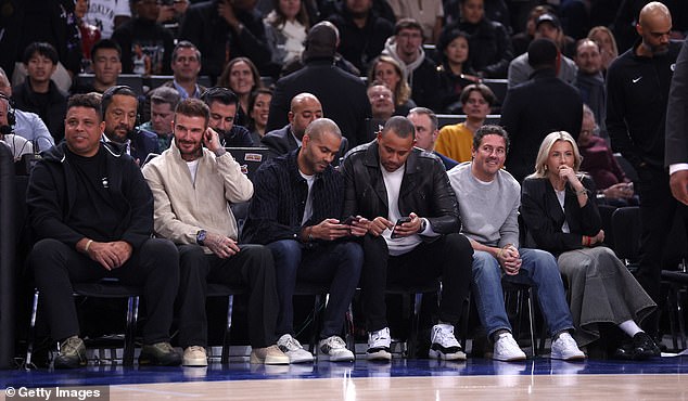 (LR) Die brasilianische Fußballlegende Ronaldo, David, NBA-Star Tony Parker, der französische Basketballpräsident Gaëtan Muller, der Sportagent Dave Gardener und Leah saßen am Spielfeldrand