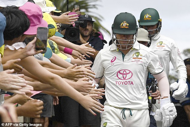 Tausende Cricket-Fans kamen, um das Finale von David Warners Testkarriere zu feiern, wobei Australien am selben Tag seinen Platz auf Platz 1 feierte