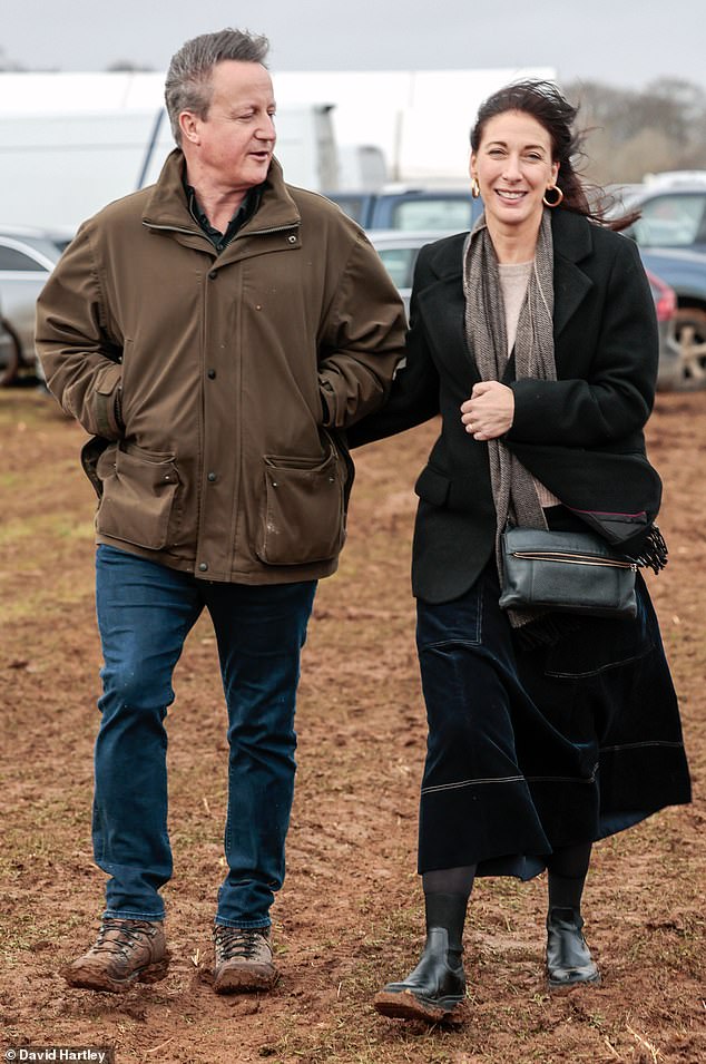 Der britische Außenminister David Cameron und seine Frau Samantha waren heute in Gloucestershire, um an den Cocklebarrow-Rennen teilzunehmen