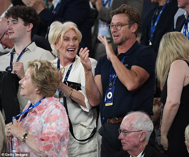 Deborra-Lee Furness gab kürzlich bekannt, dass sie nach der Trennung von Hugh Jackman gespannt auf ihre Zukunft ist.  Und am Sonntag strahlte die erfahrene Schauspielerin, 68, übers ganze Gesicht, als sie sich bei den Australian Open in Melbourne mit ihrem Schauspielkollegen Simon Baker, 54, unterhielt.  Beide abgebildet