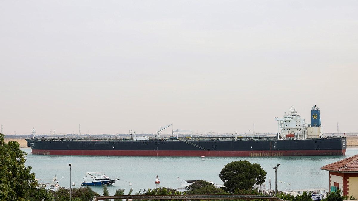 Rohöltanker im Suezkanal