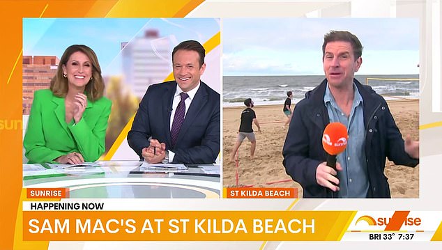 „Sam Mac ist heute Morgen in Melbourne.  „Er ist am Strand von St. Kilda und sieht … ziemlich gut aus“, sagt Nat, während sie zu Sams Wetterbericht geht