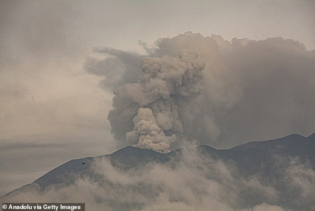 Der Mount Marapi spuckt während eines Ausbruchs Säulen aus Vulkanasche aus, gesehen vom Distrikt Tanah Datar, West-Sumatra, Indonesien, am 13. Januar 2024.