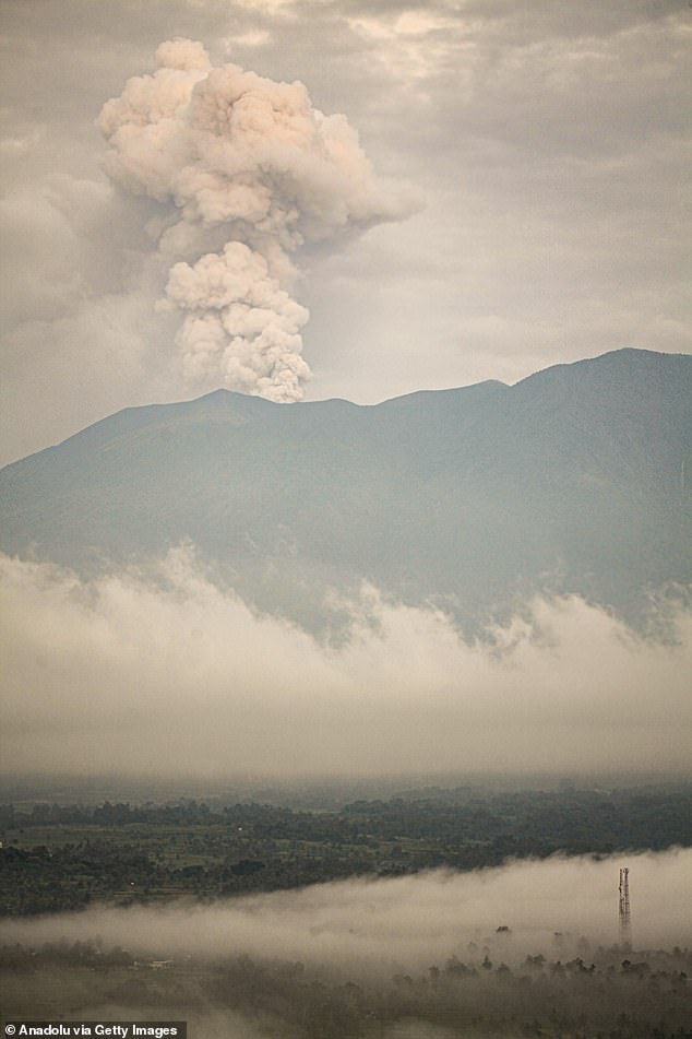 Der Mount Marapi spuckt während eines Ausbruchs Säulen aus Vulkanasche aus, gesehen vom Distrikt Tanah Datar, West-Sumatra, Indonesien, am 13. Januar 2024