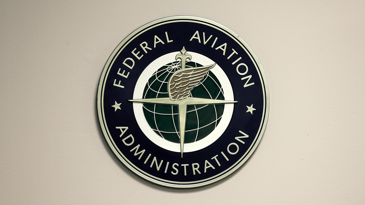 FAA-Logo-Schild an der Wand