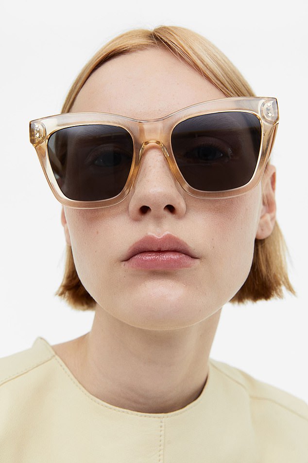 Riesige Sonnenbrillen in Schildpatt oder Schwarz passen perfekt zum Loud Luxe-Schein (Sonnenbrillen, 9,99 £, hm.com)