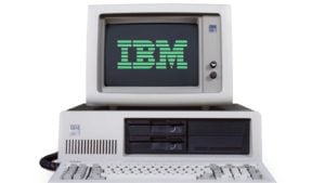 Der IBM 5160 ist eine Version des IBM-PCs mit integrierter Festplatte.  Veröffentlicht am 8. März 1983. Die 5100er-Serie gilt als einer der ersten Heimcomputer.