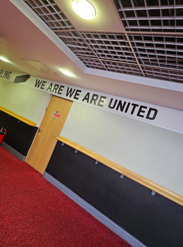 Schwarz-weiße Newcastle-Displays schmückten den Hospitality-Bereich für Auswärtsfans im Stadium of Light, bevor es zu Massenaufschrei der Sunderland-Fans kam