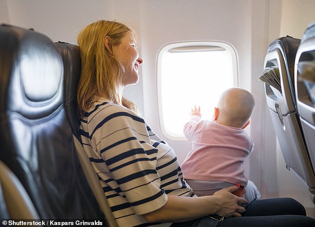 Experten warnen Eltern wegen Sicherheitsbedenken davor, dass ihr Kind beim Fliegen auf dem Schoß sitzt
