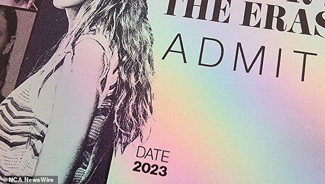 Vielen Fans ist aufgefallen, dass auf dem laminierten Ticket „2023“ und nicht „2024“ steht.