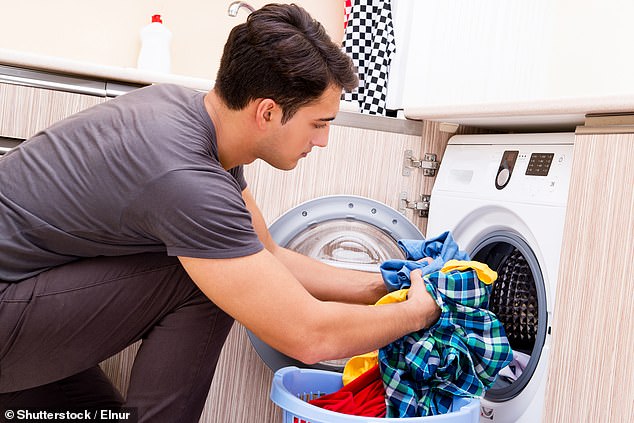Eine Umfrage zeigt, dass die Wahrscheinlichkeit, dass Männer ihre Handtücher einmal im Jahr oder seltener waschen, fünfmal höher ist als bei Frauen (Stockbild)