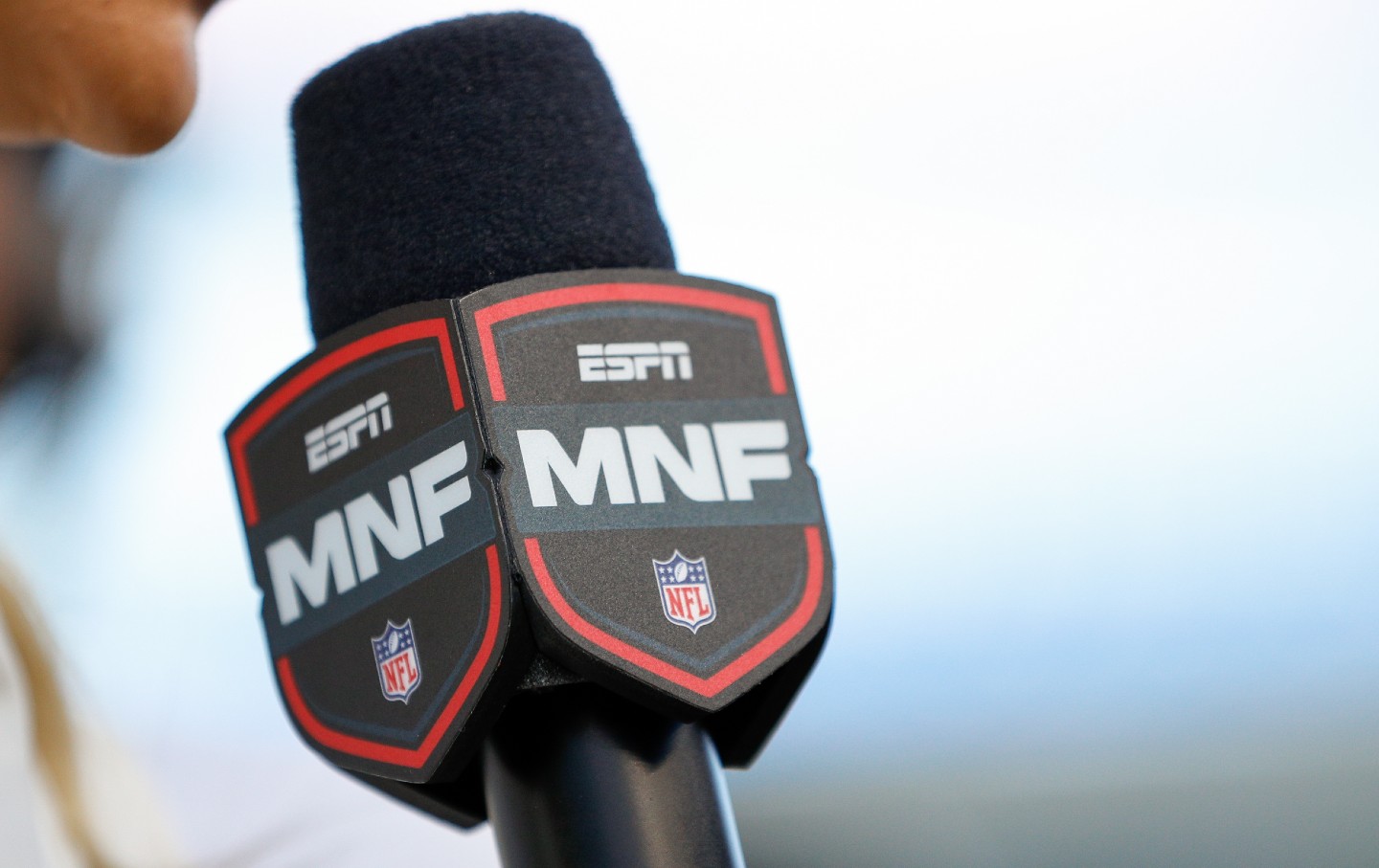 Ein ESPN-Mikrofon vor dem NFL-Spiel zwischen den Los Angeles Rams und den Cincinnati Bengals am 25. September 2023 in Cincinnati, Ohio.
