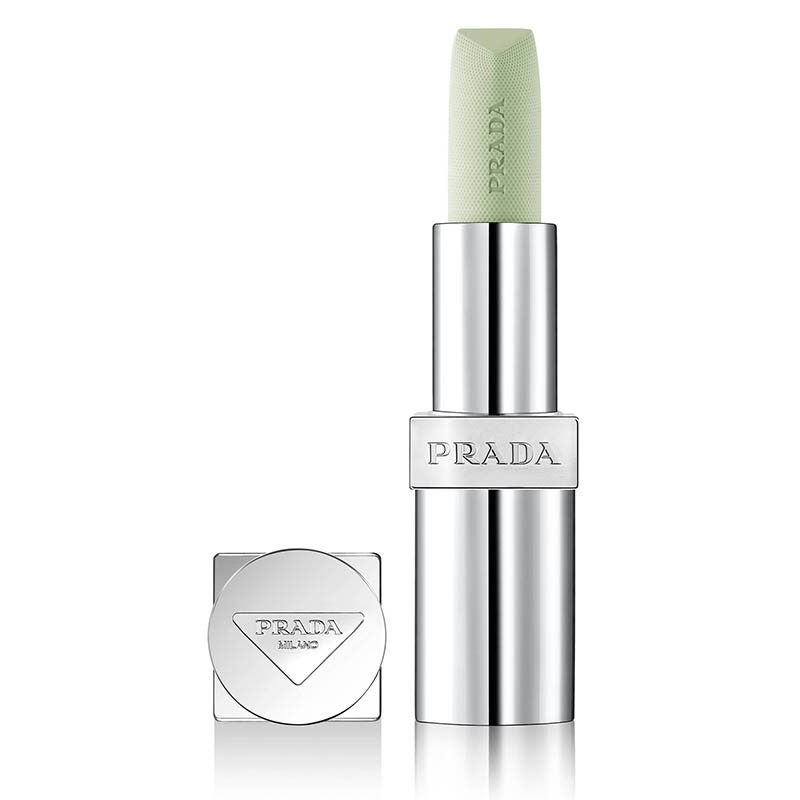 Farbloser, glättender Lippenbalsam von Prada Beauty: Eine silberne Lippenbalsamtube, gefüllt mit einer mintgrünen Lippenbalsamkugel auf weißem Hintergrund.