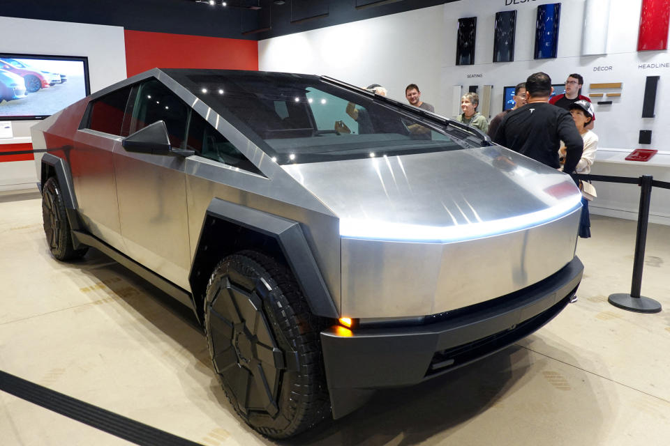 DATEIFOTO: Teslas neuer Cybertruck wird am 20. November 2023 in einem Tesla-Store in San Diego, Kalifornien, USA, ausgestellt. REUTERS/Mike Blake/File Photo