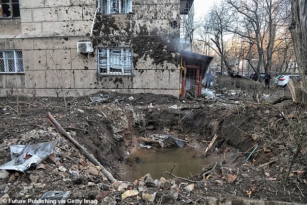 Ein Krater, der durch die Trümmer abgeschossener russischer Drohnen vor einem Wohngebäude in einem der Stadtbezirke von Odessa im Süden der Ukraine entstanden ist