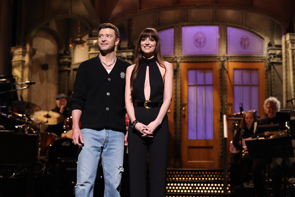 Justin Timberlake steht neben Dakota Johnson am Set von SNL