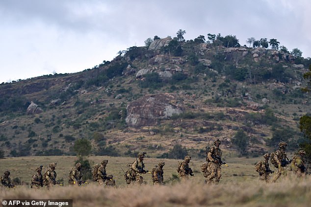 Der Ausbruch ist der größte, den die Armee jemals weltweit gemeldet hat.  Die Gesundheitsbehörden waren zunächst ratlos über die Ursache des Ausbruchs.  Untersuchungen ergaben jedoch, dass die meisten Fälle auf verunreinigtes Süßwasser zurückzuführen sind, das aus Flüssen stammt, in denen die Auszubildenden in Nanyuki schwammen.  Im Bild: Soldaten der britischen Armee während einer Militärübung auf der Ol-Daiga-Ranch in Nanyuki, Kenia im Jahr 2018