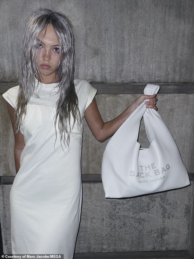 Lila Moss trat in die Fußstapfen ihrer Supermodel-Mutter Kate, als sie am Mittwoch in Soho, New York, für Marc Jacobs in deren neuester Modekampagne posierte