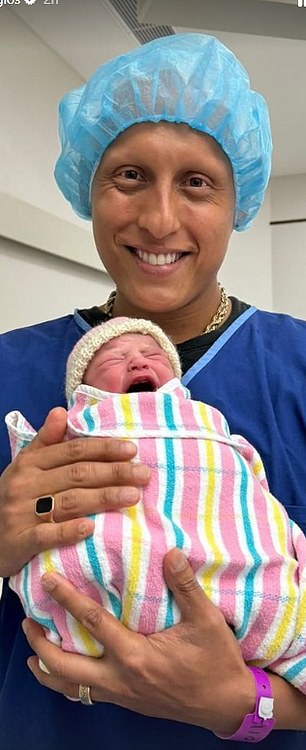 Christos Kyrgios mit seiner neugeborenen Tochter