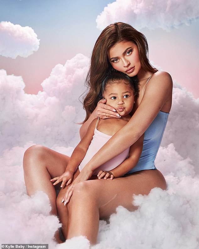 Das Sortiment von Kylie Jenner umfasst Shampoo, Spülung, Schaumbad, Balsam und Feuchtigkeitscreme, die alle frei von Parabenen und Sulfaten sind