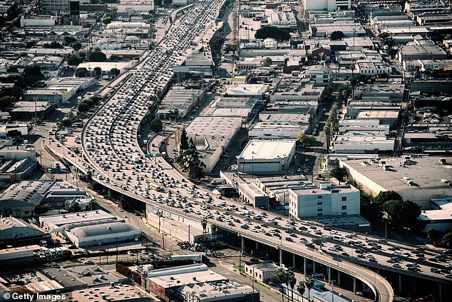 Den Straßen Kaliforniens droht ein Finanzierungsdefizit, da die Einnahmen aus Benzinsteuern zur Finanzierung der Transportinfrastruktur durch die Einführung von Elektrofahrzeugen versiegen
