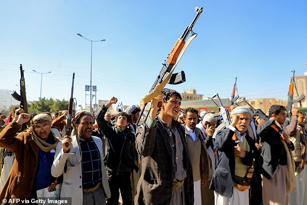 Huthi-Kämpfer schwenken ihre Waffen während eines Solidaritätsmarsches mit dem palästinensischen Volk in der von Huthi kontrollierten Hauptstadt Sanaa am 11. Januar