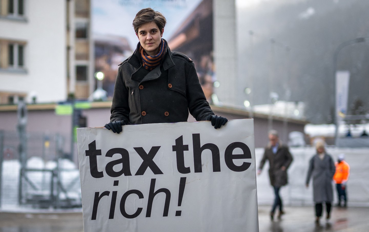 Die Österreicherin Marlene Engelhorn, deren Familie der deutsche Chemieriese BASF gehört, posiert mit einem Plakat mit der Aufschrift „Besteuern Sie die Reichen!“
