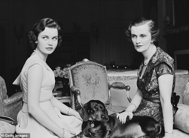 Frances (links) war eine berühmte Schönheit wie ihre Mutter (rechts) und trat in ihre Fußstapfen, indem sie ebenfalls einen Herzog heiratete, aber die Beziehung des Paares war angespannt