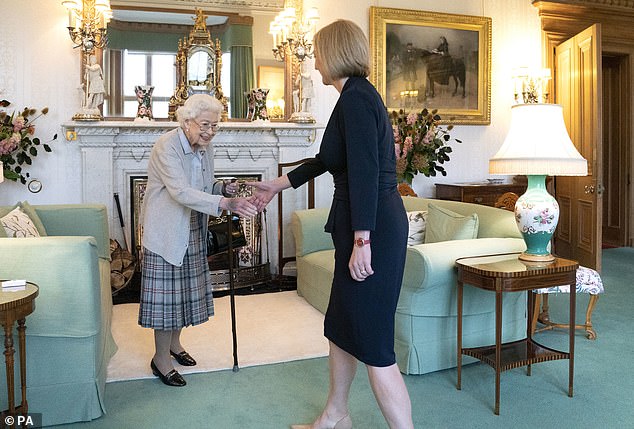 Die verstorbene Königin beharrte darauf, „das ist mein Job“, als sie zwei Tage vor ihrem Tod Premierminister Boris Johnson und Liz Truss in Balmoral besuchte, heißt es in einem neuen Buch
