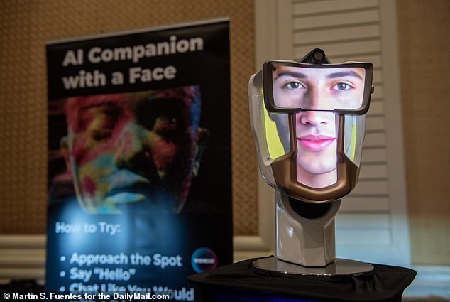 Der KI-Kopf von WeHead besteht aus mehreren Bildschirmen.  Die ausgestellten Modelle waren so programmiert, dass sie einen Firmenvorschlag geben sollten, aber WeHead sagt, dass das Gerät auch für den Kundenservice genutzt werden könnte