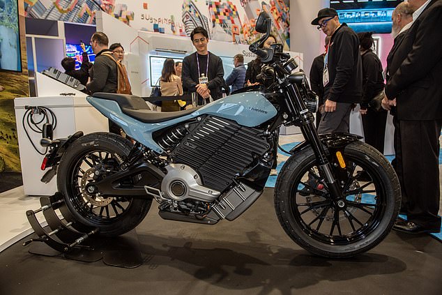 Die Kühlrippen am Batteriegehäuse des LiveWire S2 Del Mar verleihen ihm vielleicht das Aussehen eines Motorrads mit Verbrennungsmotor, doch bei genauerem Hinsehen erkennt man, dass es sich bei diesem getriebelosen Elektrofahrrad nicht um eine Harley Davidson handelt