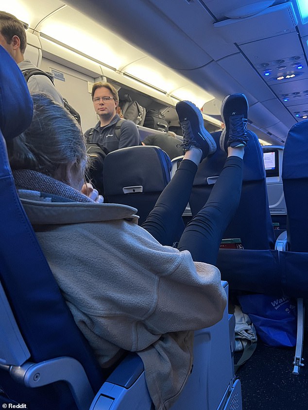 Auf einem auf Reddit geteilten Bild sieht man eine Frau entspannt auf ihrem Sitz im Delta-Flugzeug, während die Menschen um sie herum das Flugzeug besteigen