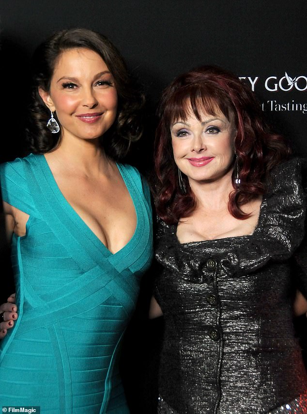Ashley Judd hat von dem herzzerreißenden Moment erzählt, als sie die Leiche ihrer Mutter Naomi Judd entdeckte, nachdem sie am 30. April 2022 im Alter von 76 Jahren Selbstmord begangen hatte (Bild 2013).