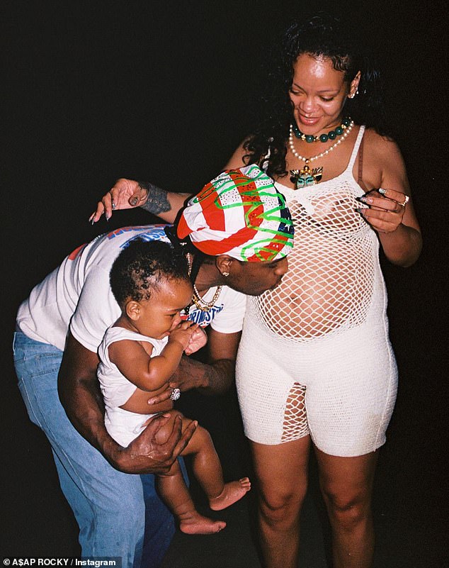 Im August brachte Rihanna ihren Sohn Riot Rose zur Welt, den sie mit Rocky teilt, mit dem sie auch ihren Sohn RZA teilt;  abgebildet während ihrer zweiten Schwangerschaft