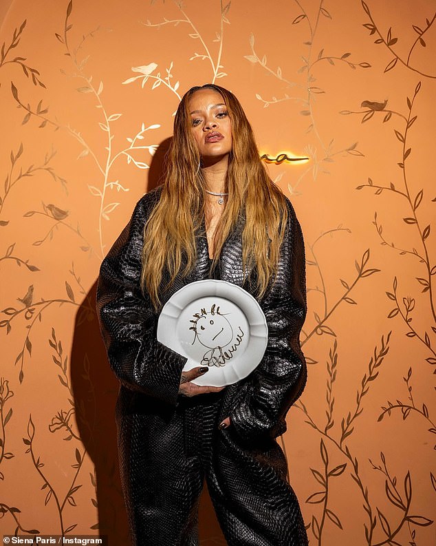 Rihanna hat ihr berühmtes Instagram-Profilbild auf einen Teller in einem Restaurant und in Paris gemalt und jetzt scherzen die Fans, dass sie „Picasso, Da Vinci und Van Gogh erledigt“ hat.