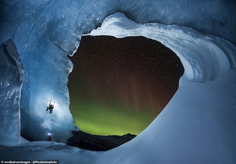 Paul Zizka, 44, aus Banff, Kanada, ist auf das Fotografieren von Polarlichtern in einigen der malerischsten Parks der Region spezialisiert