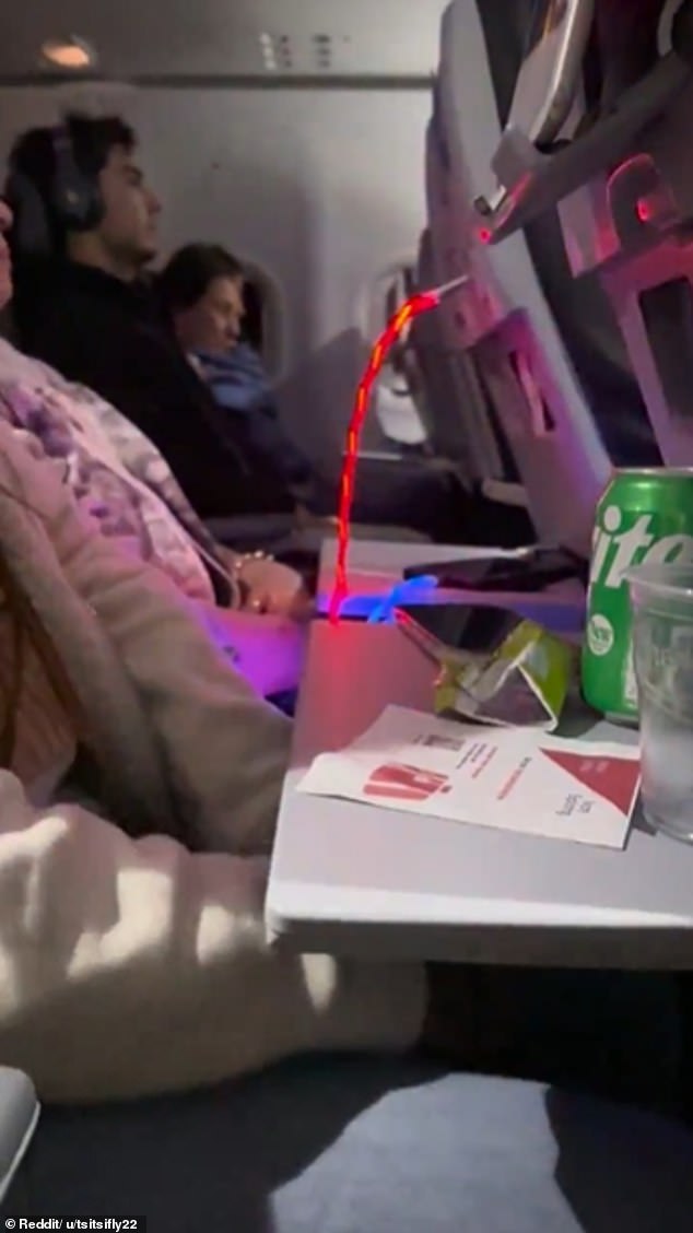 Eine amerikanische Reisende gab kürzlich bekannt, dass sie sich auf einem stressigen Flug mit roten Augen befand, bei dem ihr Sitznachbar beschloss, ein helles und blinkendes Telefonladegerät anzuschließen